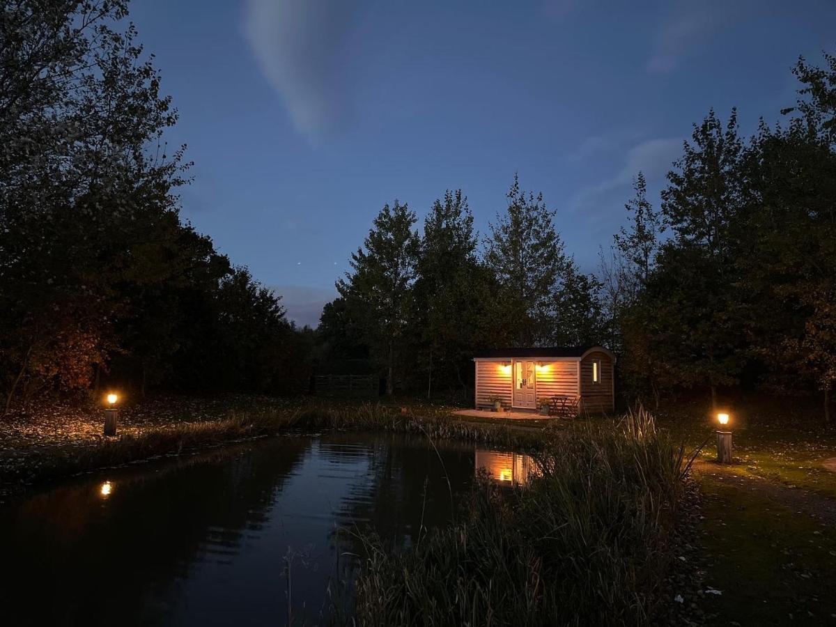 Luxury Shepherds Hut - The Moorhen By The Lake Γιορκ Εξωτερικό φωτογραφία