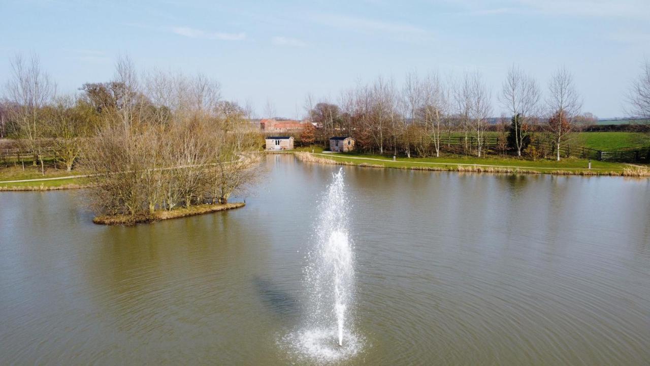 Luxury Shepherds Hut - The Moorhen By The Lake Γιορκ Εξωτερικό φωτογραφία